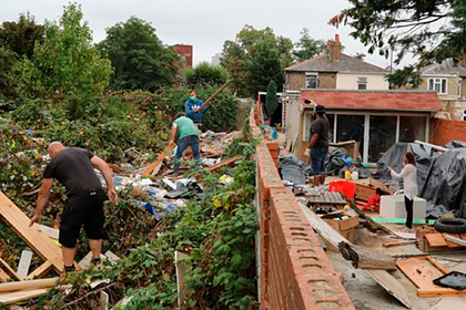 Британец закидал мусором дом своего соседа ради мести