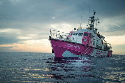 Купленная Бэнкси лодка для спасения мигрантов подала сигнал о помощи