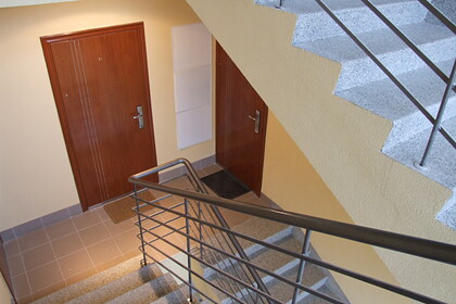 Неходячей россиянке выделили квартиру на пятом этаже в доме без лифта