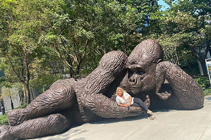 В парке Нью-Йорка появилась гигантская обезьяна