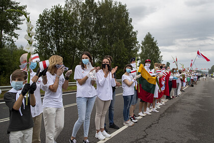 Жители Литвы встали в 35-километровую цепь в поддержку белорусской оппозиции