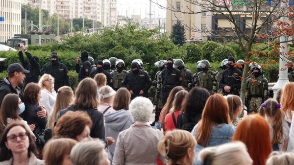 Сорви маску с силовика: Бабий бунт в Минске пошёл врукопашную. С визгом и матом