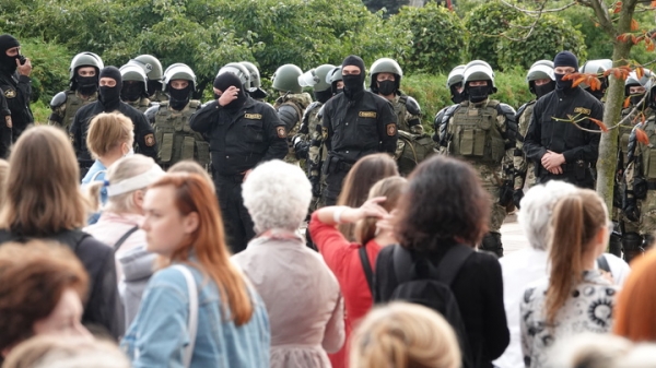 Изгнание веником, срывание масок и управляемые самки: Как прошёл мирный женский марш в Минске?