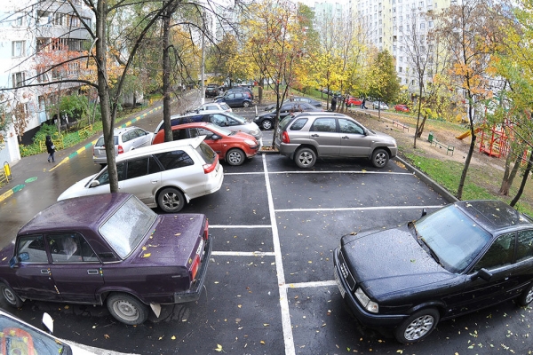  Количество мест на парковках около домов начнут определять регионы  