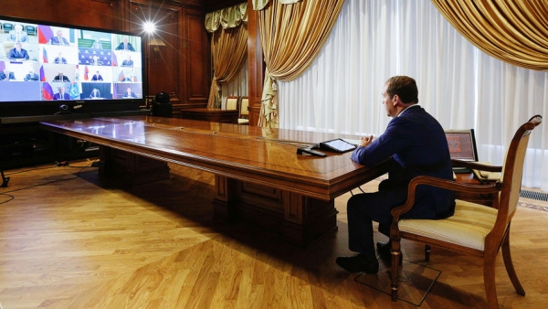 Медведев предложил подумать о введении в России базового дохода