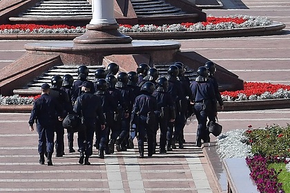 К резиденции Лукашенко подъехала бронированная техника и водометы