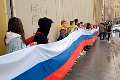 Москвичи решили спасти памятник с помощью российского флага