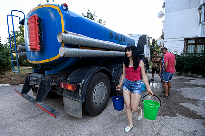 Проживающим в квартирах крымчанам посоветовали ходить за водой на улицу