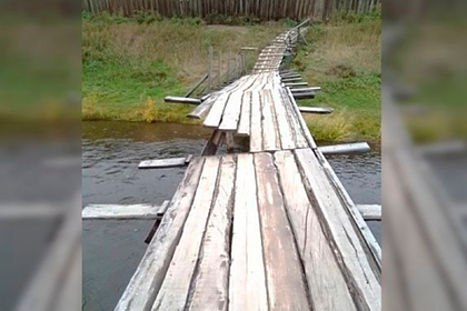 Россияне разобрали мост на костры