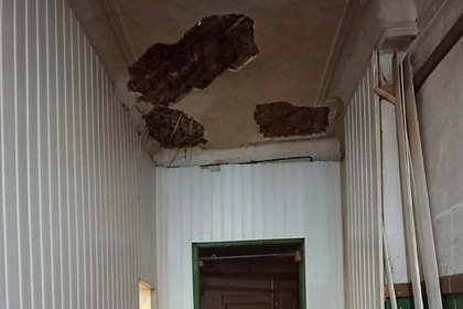В квартире российской семьи обрушились бетонные конструкции потолка