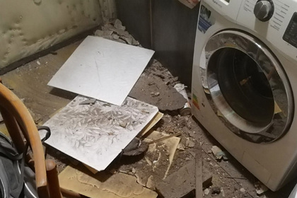 В российском городе рабочий ногой проломил потолок квартиры