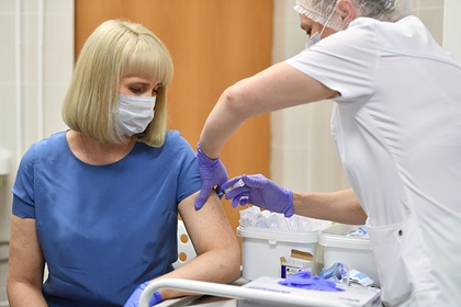 Записавшихся на испытания вакцины от коронавируса москвичей посчитали