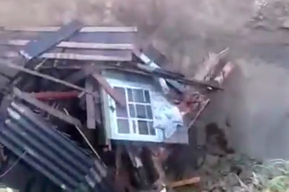 Дом россиянки разорвался пополам и ушел под землю