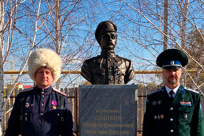 На улице Чапаева поставили памятник его убийце