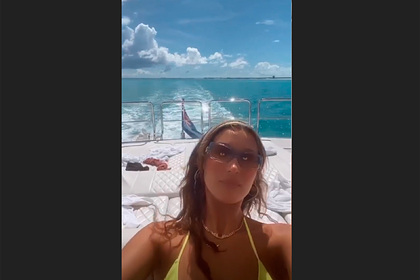 Самая красивая женщина в мире показала видео в бикини с отдыха на роскошной яхте