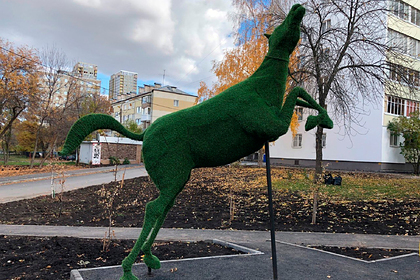 Скульптуру лошади насадили на штырь ради нового двора