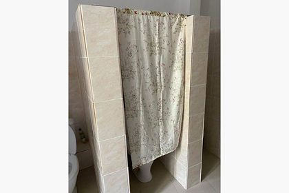 Туалет в российской школе прикрыли шторой в цветочек вместо дверей
