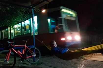 В ожидании трамвая россиянин повесил на остановке гамак