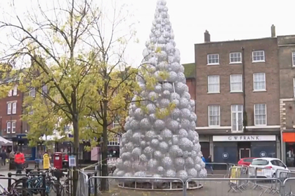 «Пузырчатая» рождественская елка возмутила англичан